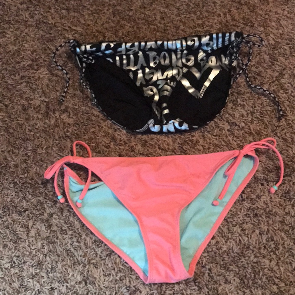 2 bikini bottoms. One can be reversed.